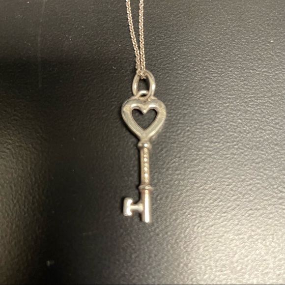 Tiffany& Co Mini Silver Heart Key Charm and Chain - Picture 6 of 9